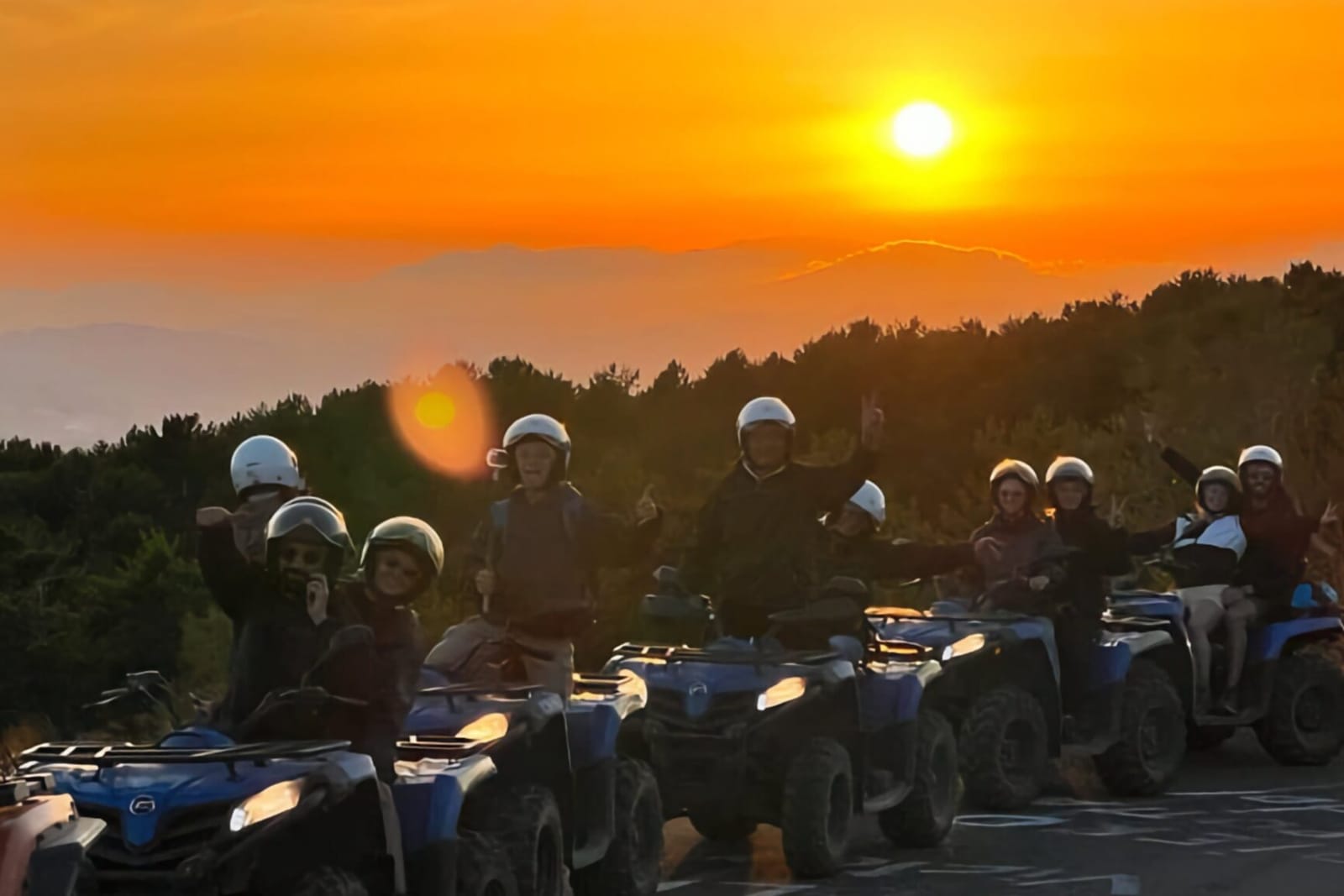 Il gruppo in quad col sole che tramonta alle spalle