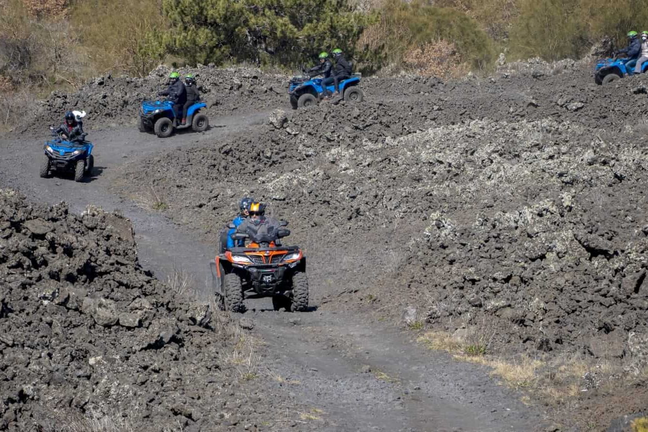 Quad in fila su una pista tra le colate laviche