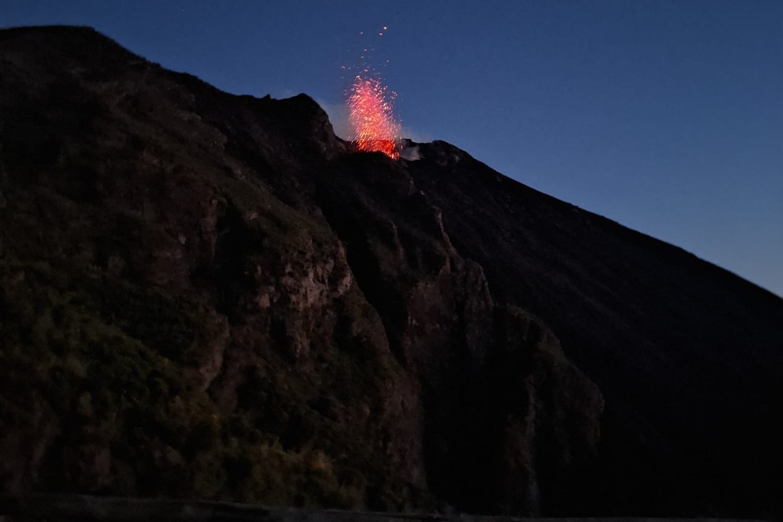 Lo Stromboli in eruzione nel crepuscolo