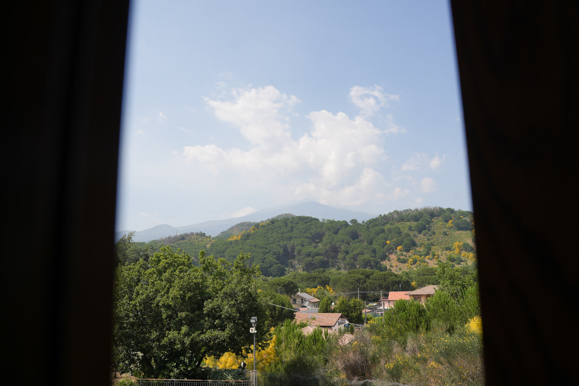 La vista dalla finestra sulle colline verdi di Nicolosi